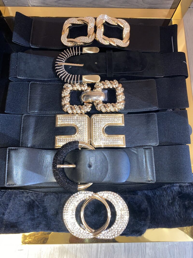 Különleges övek csillogó fekete színű egyedi övek