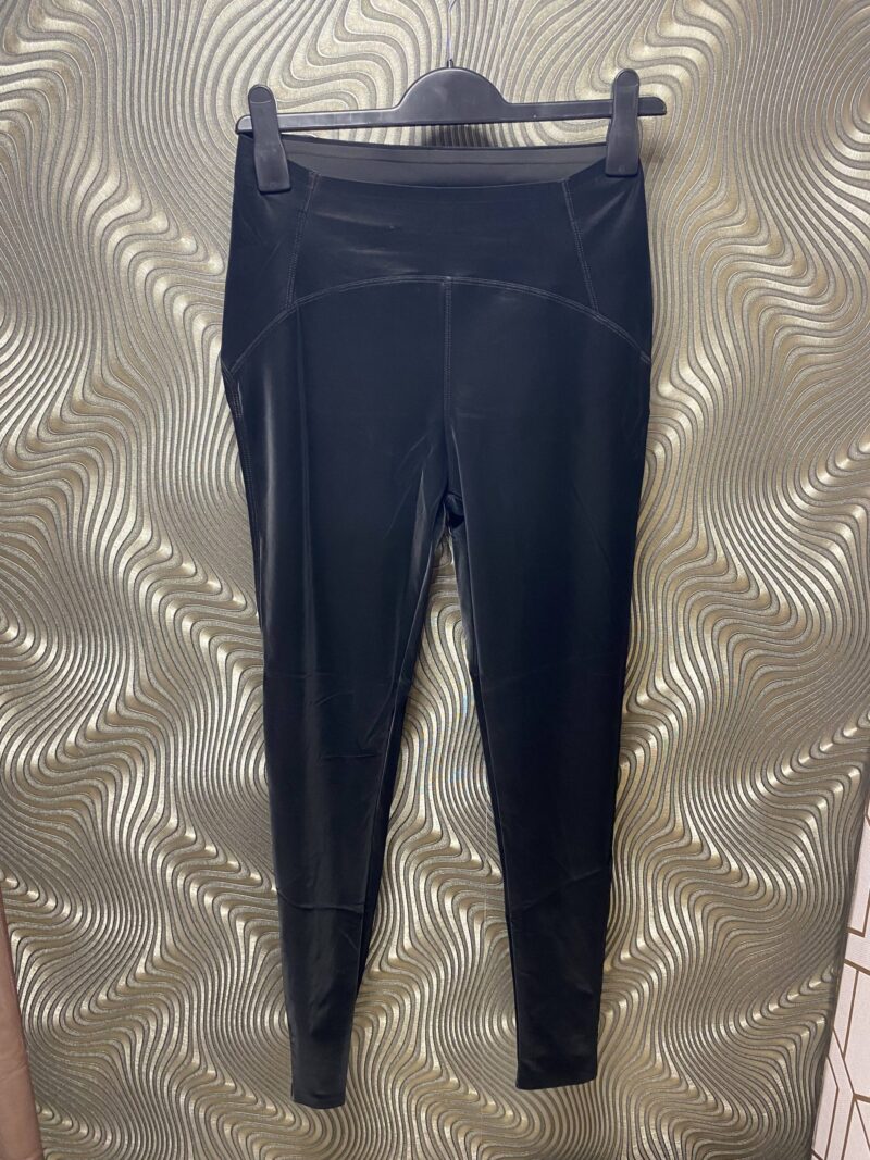 Lézervágott selymes leggings
