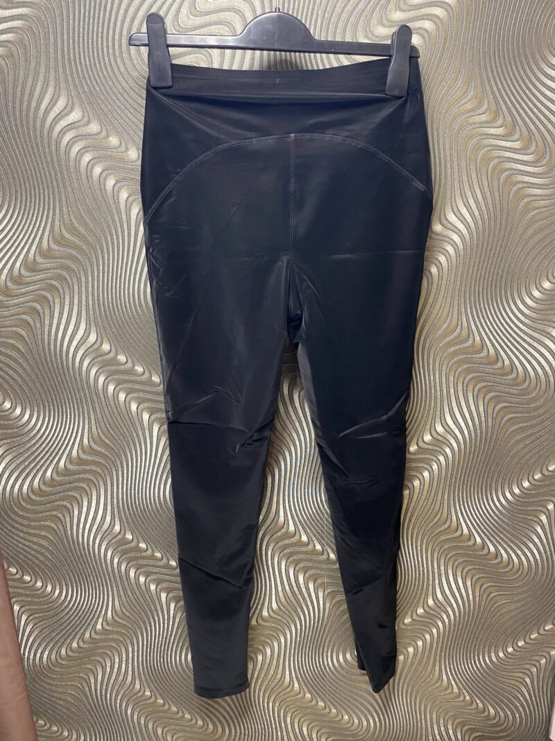 Lézervágott selymes leggings